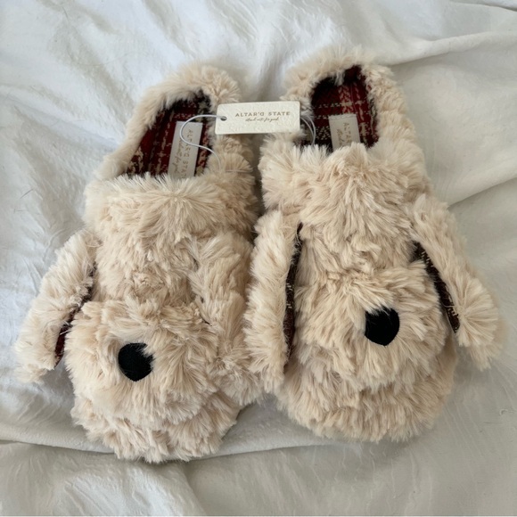 NEW Altar’d State Holiday Puppy Dog Slippers Size Medium 7/8 and Large 9/10 - Picture 3 of 9